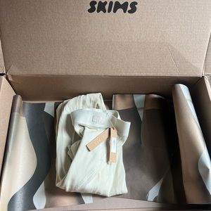 Skims leggings